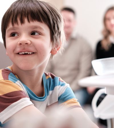 Die Experten des arona Zahnzentrums in Berlin geben Ihnen hilfreiche Tipps gegen Zahnarztangst bei Kindern.