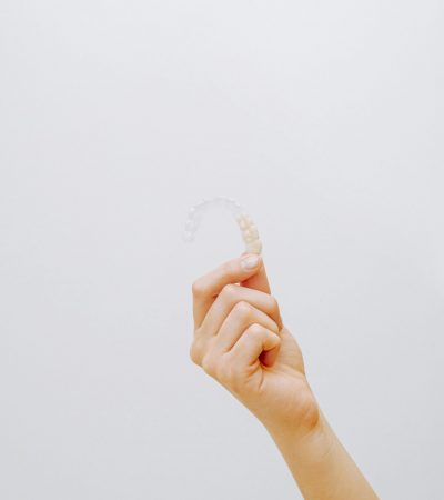 Invisalign bietet kaum sichtbare Zahnschienen, die zu schönen Zähnen in Berlin verhelfen.